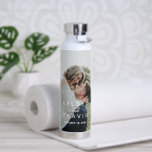 Modernes einfaches, neu verheiratetes Hochzeitssem Trinkflasche<br><div class="desc">Moderne Wasserflasche aus Foto mit schlichtem und dennoch elegantem Design mit Namen und Hochzeitstermin. Diese niedliche Wasserflasche ist ein tolles Geschenk für ein vor kurzem verlobtes Paar oder ein frisch verheiratetes Paar zum ersten Jahrestag.</div>