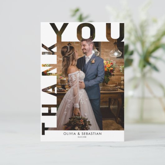 Modernes einfaches Script-Hochzeitsskript-Foto Dankeskarte (Stehend Vorderseite)