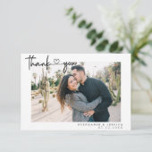 Modernes, einfaches Script mit Herz-Hochzeit-Foto Dankeskarte (Stehend Vorderseite)