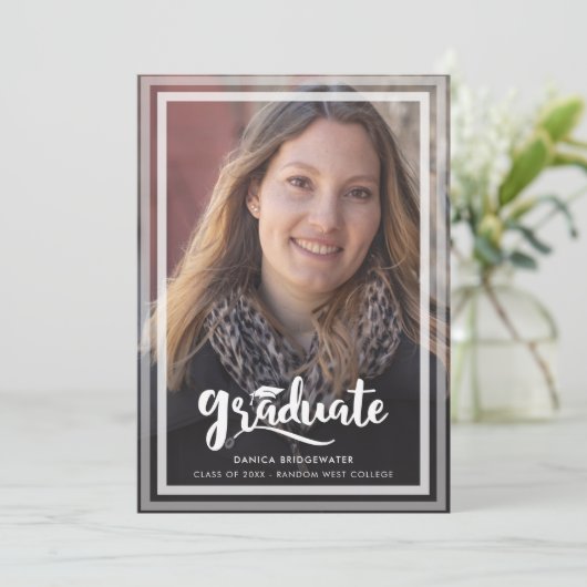 Modernes einfaches Skript Zwei Fotos Abschluss Ankündigung (Stehend Vorderseite)