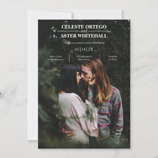 Modernes, einfaches, weißes Foto mit dunklem Text Einladung (Vorderseite)