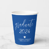 Modernes Elegant Royal Blue Graduate 2024 Abschlus Pappbecher (Rückseite)