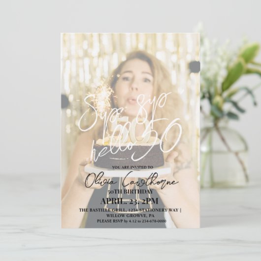Modernes & elegantes 50. Foto Geburtstag Einladung (Stehend Vorderseite)