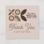 Modernes elegantes Beige Braun Muster Yoga Studio Rabattkarte (Vorderseite)