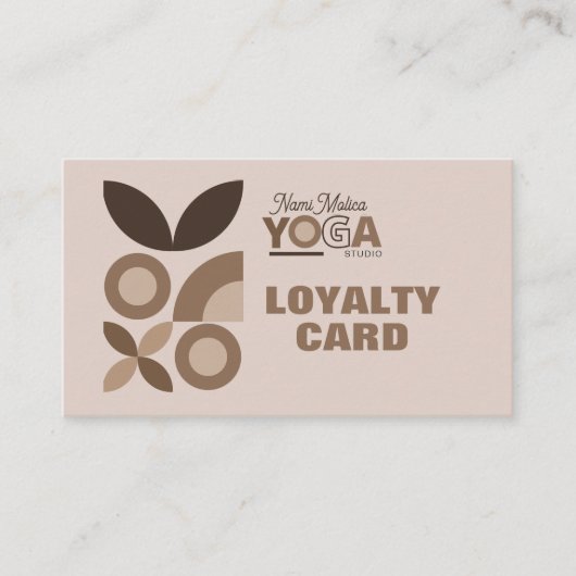 Modernes elegantes Beige Brown Ästhetik Yoga Studi Treuekarte (Vorderseite)