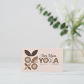Modernes elegantes Beige Brown Ästhetik Yoga Studi Visitenkarte (Stehend Vorderseite)
