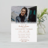 Modernes elegantes Brautparty mit weißem Spitzen-F Folieneinladung (Stehend vorne)