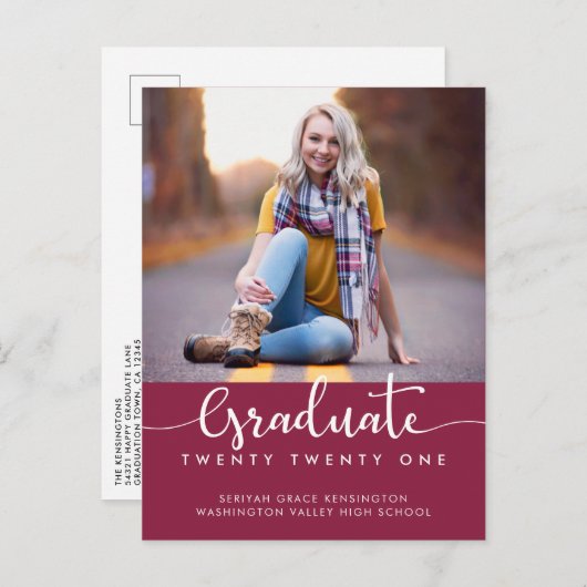 Modernes Elegantes Burgundy Abschluss Script Foto Ankündigungspostkarte (Vorne/Hinten)