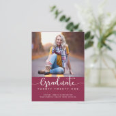 Modernes Elegantes Burgundy Abschluss Script Foto Ankündigungspostkarte (Stehend Vorderseite)