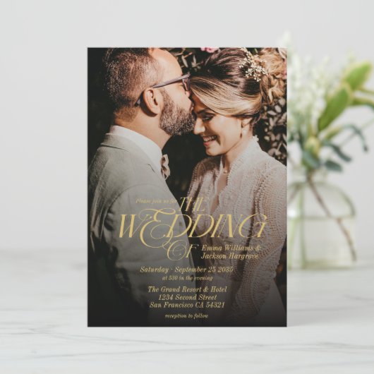 Modernes elegantes Calligrafy Foto Wedding Gold Einladung (Stehend Vorderseite)