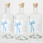 Modernes Elegantes Dusty Blue Bow Ribbon Brautpart Alkoholflaschenetikett (Flaschen)