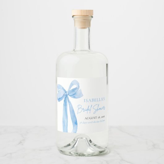 Modernes Elegantes Dusty Blue Bow Ribbon Brautpart Alkoholflaschenetikett (Vorderseite)