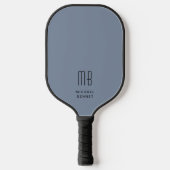 Modernes, elegantes Dusty Blue Monogram Pickleball Schläger (Vorderseite)