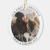 Modernes Elegantes First Christmas Verlobtes Foto Keramik Ornament (Links)