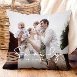 Modernes elegantes Foto Kissen<br><div class="desc">Cherish Familienmomente mit unserem modernen,  eleganten Foto Throw Kissen,  mit einem stilvollen Design,  moderner Typografie und zwei individuellen Paar Fotos. Dieses elegante Kissen,  das perfekt als Hochzeitstag gilt,  feiert die Liebe der Familie mit einer modernen Touch und macht sie zu einer wunderschönen Ergänzung zu jeder Zuhause!</div>