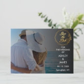 Modernes elegantes Foto Save the Date Gold Script Einladung (Stehend Vorderseite)