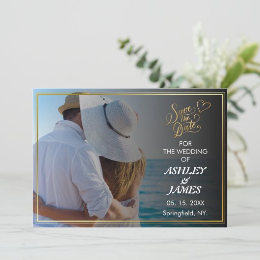 Modernes elegantes Foto Save the Date Gold Script Einladung (Stehend Vorderseite)