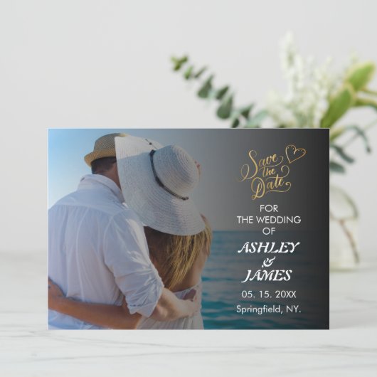 Modernes elegantes Foto Save the Date Gold Script Einladung (Stehend Vorderseite)
