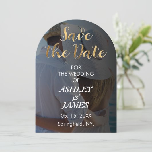 Modernes elegantes Foto Save the Date Gold Script Einladung (Stehend Vorderseite)