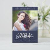 Modernes, elegantes Graduate | Blaues Abschluss Fo Ankündigung (Stehend Vorderseite)