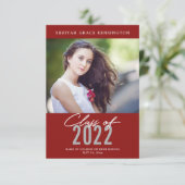 Modernes, elegantes Graduate | Roter Abschluss Fot Ankündigung (Stehend Vorderseite)