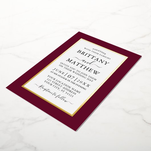 Modernes Elegantes Hochzeitburgund Gold Folieneinladung (Gedreht)
