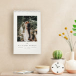 Modernes Elegantes Hochzeitssjargon-Foto Kalender<br><div class="desc">Dieses elegante,  moderne Kalenderdesign besticht durch Ihren neuen Familiennamen und das Jahr der Hochzeit in einem minimalen,  schicken Design mit einer Mischung aus Schrift und Serifentypografie unterhalb Ihres Lieblingsfotos. Auf den Monatsseiten zeigt es jeden Monat eines Ihrer Lieblings-Fotos und eine Foto-Collage auf der Rückseite.</div>