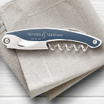 Modernes, elegantes Hochzeitstag für Individuelle  Kellnermesser<br><div class="desc">Beachte dieses besondere Datum mit einem personalisierten Korkenzieher-Flaschenöffner, der deine Namen und dein erstes Datum oder dein Hochzeitsdatum enthält. Ihre Namen werden auf jeder Seite der Korkenzieher umgesetzt, die behaltend Dinge sind gleich. Dieses maßgeschneiderte Design mit modernem Text mit Kalligraphie-Schriftzeichen schafft ein modernes, minimales und dennoch elegantes Aussehen. Die Primärfarbe,...</div>