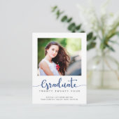 Modernes elegantes Minimalistisches Abschluss Scri Ankündigungspostkarte (Stehend Vorderseite)