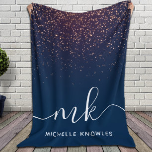 Modernes, elegantes Mongram für den schicken Navy- Fleecedecke