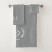 Modernes, elegantes Monogram, Initial Trendy Gray  Badhandtuch Set (Insitu)