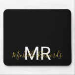 Modernes, elegantes Monogramm-Monogramm aus schwar Mousepad<br><div class="desc">Modernes,  elegantes,  schwarzes,  goldfarbenes Monogramm-Skript-Mauspad. Einfache,  saubere mit Monogramm personalisierte Schreibtischmauspad mit Ihren Initialen und Namen. Schriftart- und Textfarben sind vollständig anpassbar.</div>