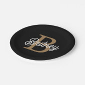 Modernes elegantes Monogramm Name Black Gold Scrip Pappteller (Schrägansicht)
