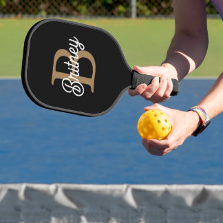 Modernes elegantes Monogramm Name Black Gold Scrip Pickleball Schläger