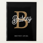 Modernes elegantes Monogramm Name Black Gold Scrip Planer<br><div class="desc">Das **Modern elegante Monogram Name Black Gold Script Notebook** ist ein ausgeklügeltes und personalisiertes Accessoire, das für Notenaufnahme, Journalisierung oder Planung konzipiert ist. Dieses Notizbuch verfügt über ein elegantes schwarzes Cover mit einem eleganten goldenen Skript, das mit einem Monogramm und Namen angepasst werden kann. Die Kombination aus Schwarz und Gold...</div>