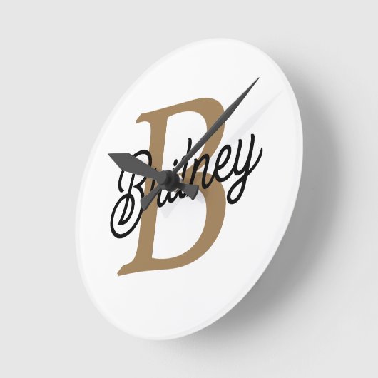 Modernes elegantes Monogramm Name Black Gold Scrip Runde Wanduhr (Winkel)