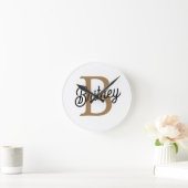 Modernes elegantes Monogramm Name Black Gold Scrip Runde Wanduhr (Zuhause)