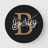 Modernes elegantes Monogramm Name Black Gold Scrip Runde Wanduhr (Vorderseite)