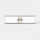 Modernes elegantes Monogramm Name Black Gold Scrip Schreibtischnamensplakette (Vorderseite )