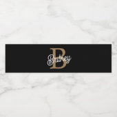 Modernes elegantes Monogramm Name Black Gold Scrip Wasserflaschenetikett (Einzelnes Label)