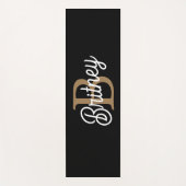 Modernes elegantes Monogramm Name Black Gold Scrip Yogamatte (Vorderseite)