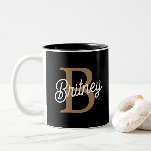 Modernes elegantes Monogramm Name Black Gold Scrip Zweifarbige Tasse (Mit Donut)