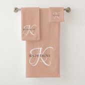 Modernes, elegantes Monogramm-Skript Rosa Badhandtuch Set (Insitu)
