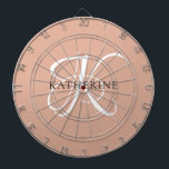Modernes, elegantes Monogramm-Skript Rosa Dartscheibe<br><div class="desc">Das elegante Design bietet Ihnen einen Einstieg in ein wunderschönes Kalligraphieskript mit Schnörkeln,  die Ihren Familiennamen umhüllen. Es ist ein großartiges Geschenk für Großmutter,  Geburtstag,  Muttertag oder jeden anderen Familienurlaub.</div>