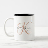 Modernes, elegantes Monogramm-Skript Rosa Zweifarbige Tasse (Links)