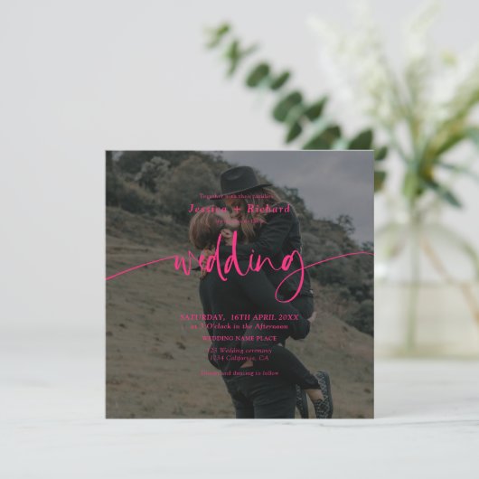 Modernes, elegantes Neon-Rosa-Foto-Hochzeitsskript Einladung (Stehend Vorderseite)