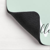 Modernes, elegantes, pastellgrünes Monogramm-Skrip Mousepad (Ecke)