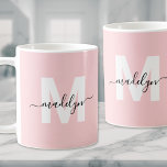 Modernes, elegantes Rosa Monogramm Kaffeetasse<br><div class="desc">Personalisiert Modern Feminine Blush Pink Initial Name Monogram Kaffee Tasse. Diese stilvolle Tasse zeichnet sich durch einen fett blauen Einstieg auf einen weichen, rot-rosa Hintergrund aus, ergänzt durch einen eleganten schwarzen Skriptnamen. Das Monogramm wird beidseitig angezeigt und fügt eine schicke, personalisierte Touch aus jedem Winkel hinzu. Mit seinem modernen minimalistischen...</div>
