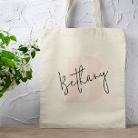 Modernes, elegantes Rosa Monogramm Tragetasche<br><div class="desc">Ein handgeschriebenes Monogramm-Design in elegantem Stil in schwarz-informeller lässiger Schrift-Typografie über einen rot-violetten Anfangsbuchstaben mit überdimensionalem Anfangsbuchstaben. Der Text kann einfach für ein einzigartiges Design angepasst werden!</div>