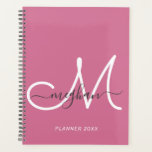 Modernes, elegantes, rosa, weißes Script Monogram  Planer<br><div class="desc">Modernes, trendiges, mädchenhaftes Pink-Weiß-Drehbuch personalisierter Name und mit Monogramm Planer. Dieses schlichte, elegante Design verfügt über eine Vorname-Vorlage in kursiven Handschrift-Schriftart mit grauen Wimpern und einem riesigen handgeschriebenen Monogramm-Initialskript in weißer Farbe auf heiß rosa oder tiefrosa Hintergrund. Dieses hübsche Notizbuch ist ein ideales Geschenk für Geschäftsleute, berufliche, schulische, Geburtstagsparty, Hochzeiten...</div>